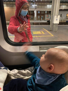 Kind und Frau am Bahnsteig
